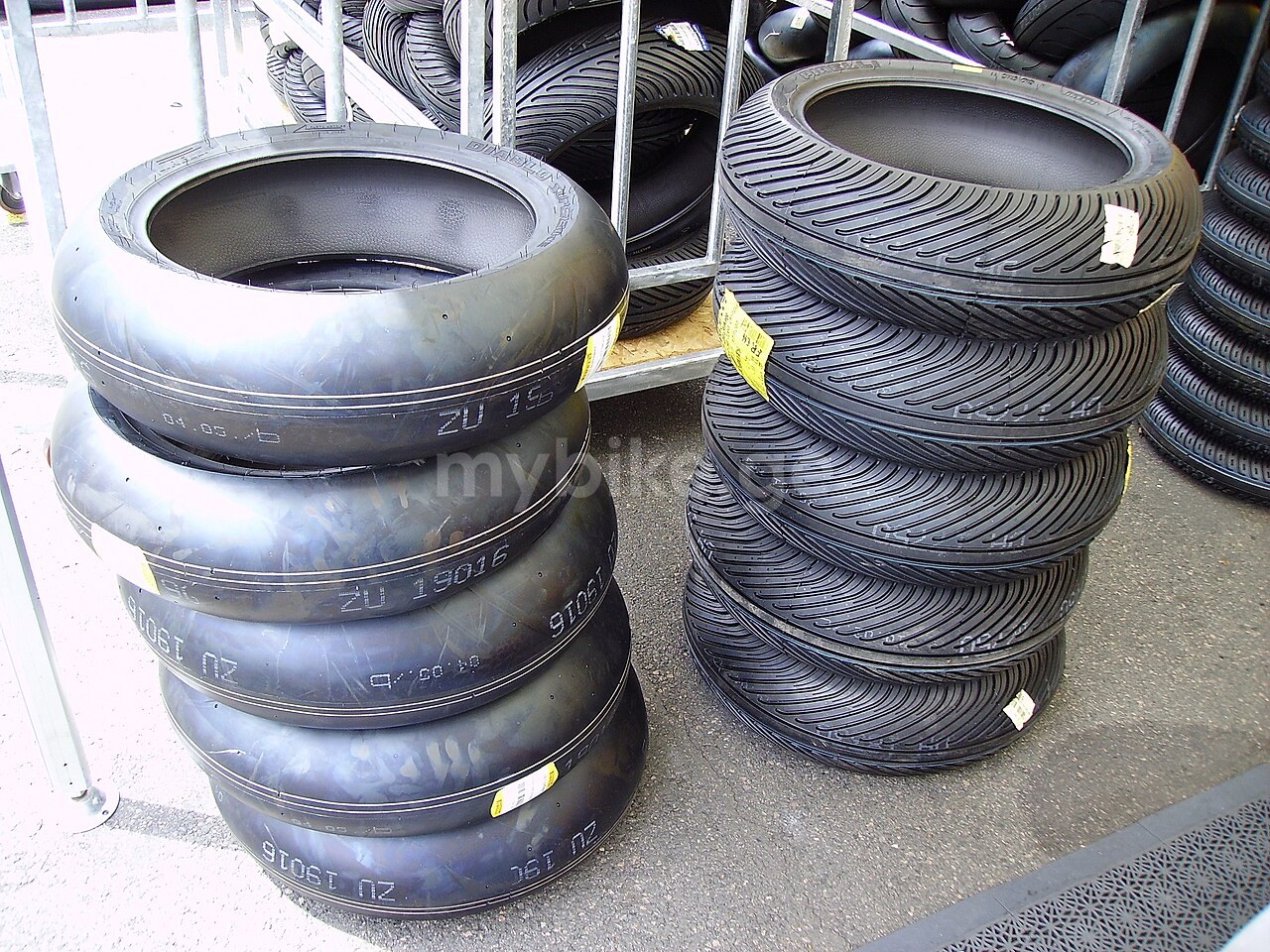 Racing rear tyre 180/55 R17